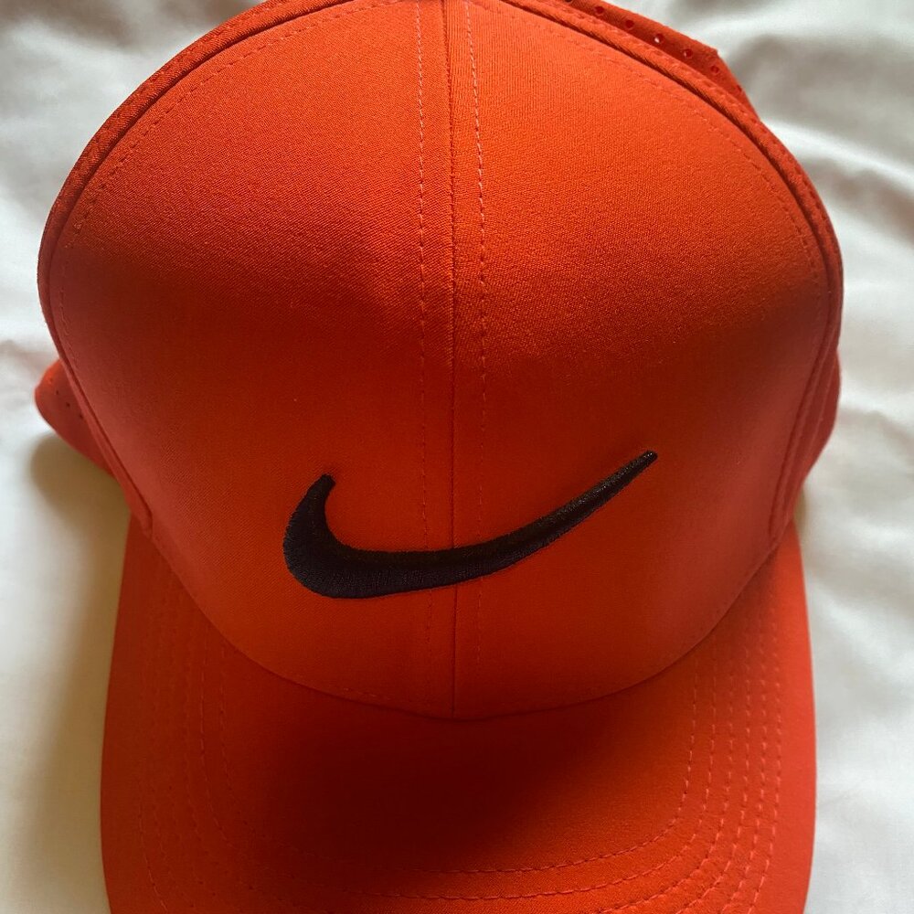Nike Golf Hat Cap Women Red Bright Lightweight Vented Breathable Athletic M/L